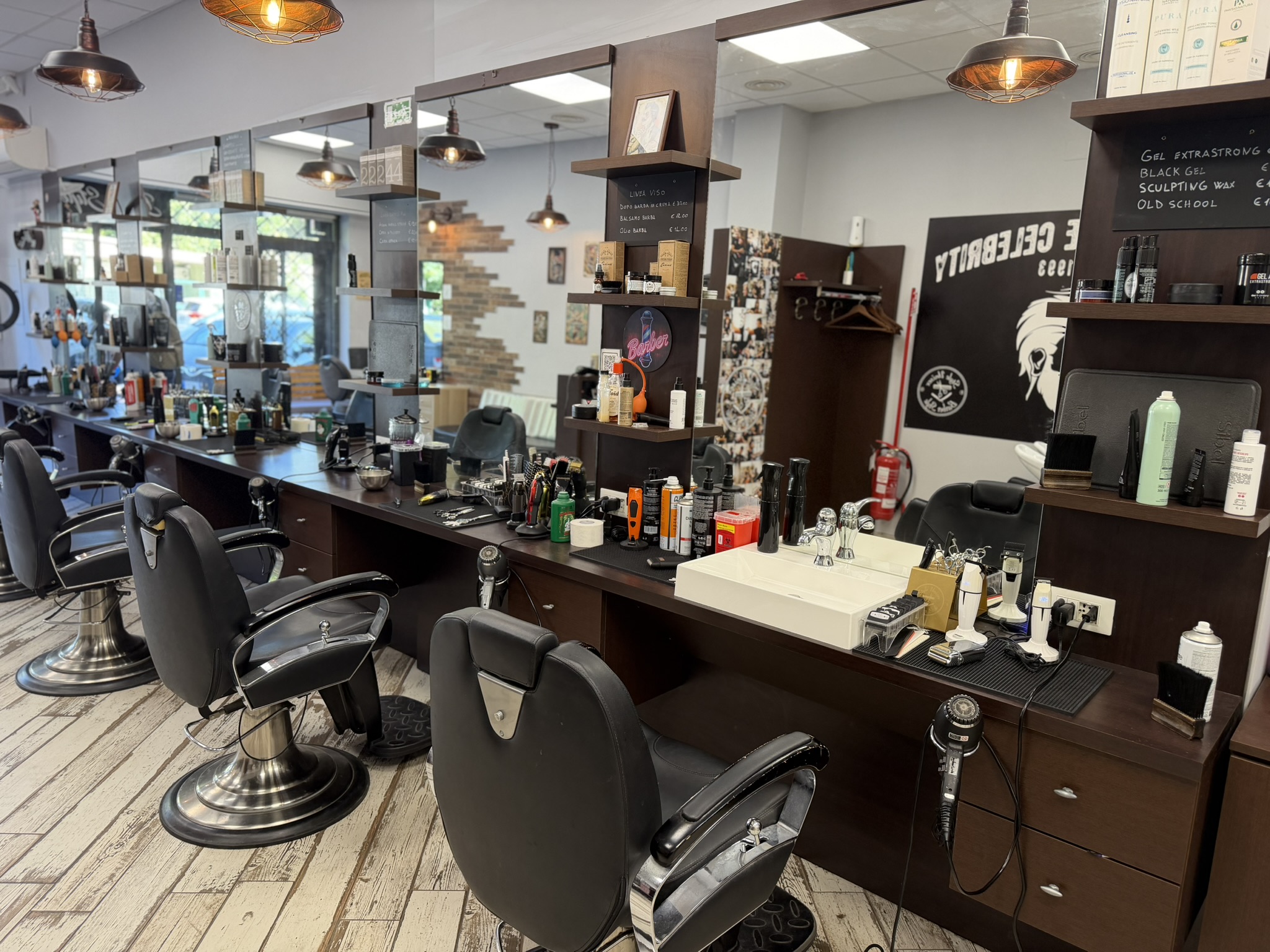 Bancone e specchi di Barber Style